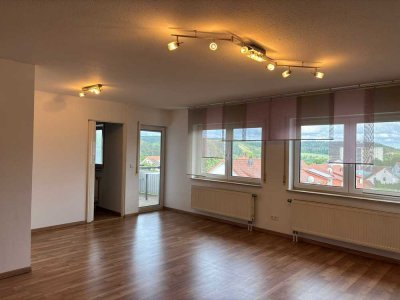 Schöne und gepflegte 4 Zimmer Dachgeschosswohnung mit EBK in Hardheim