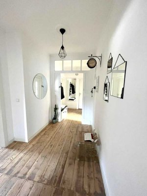 Sanierte, wunderschöne Altbauwohnung mit großer Dachterasse und EB