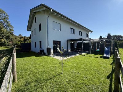 Neuwertige DHH – Energieeffizienz, Stil und Naturidylle in perfekter Harmonie!