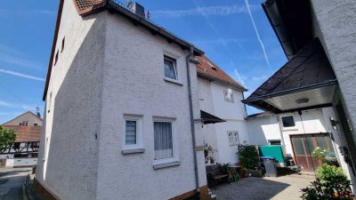 Doppelhaushälfte im Ortskern Schloßborns
