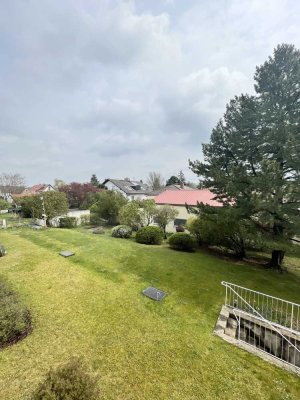 Schmuckstück, schön renovierte 3-Zi.-Whg., Balkon ins Grüne, EBK, TG-Platz, FFB top Lage von privat