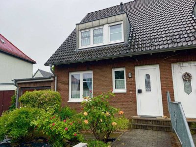 Reizendes Reihenendhaus mit großer Garage u. hübschem Grundstück in ruhiger Siedlungslage von Pirna