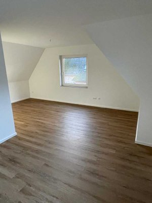 In 2022 komplett renovierte 3 Zimmer Dachgeschosswohnung (1.OG)  mit Einbauküche und Balkon