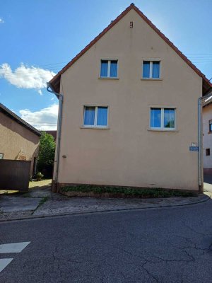 Günstiges 6-Zimmer-Einfamilienhaus in Völkersweiler