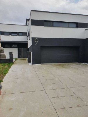 Klassische,  großräumige  Villa  mit Büro und Praxisräumen  *****