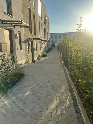 Exklusives, neuwertiges 5-Raum-Reihenhaus mit geh. Innenausstattung