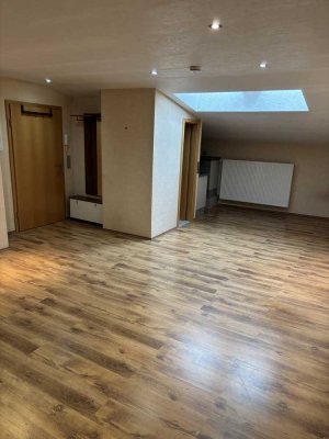 Nur für Wochenendheimfahrer: Geräumige 1-Zimmer-Wohnung in Ettlingen-Spessart