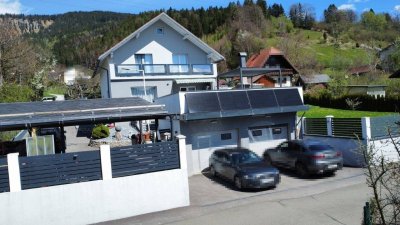 Wohnhaus mit großer süd-westseitigen Terrasse, südseitiger Balkon, Garagen und Carports