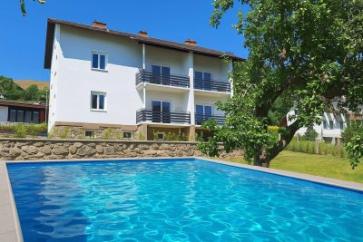 Großes Wohnhaus mit Innenhof schöner Gartenanlage und Ausblick – ideal für Familie sowie WG oder Business