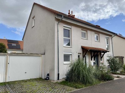 Renovierte Doppelhaushälfte mit EBK in Friedberg (Hessen)