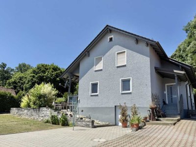 Großzügiges Zweifamilienhaus mit Traumgrundstück in Schwandorf-Grünwald!
"Zwei Generationen unter e