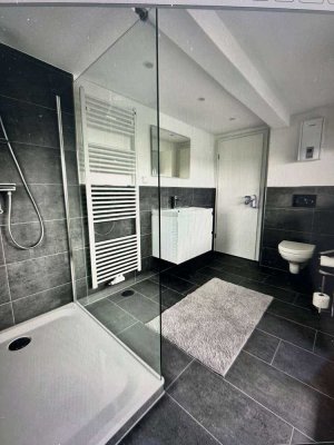 Exklusive Maisonette-Wohnung mit zwei Balkonen und Einbauküche im Zweifamilienhaus
