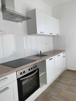 3 separate Zimmer, Küche, Bad, Einbauküche, Garage-komplett renoviert
