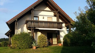 Schönes freistehendes Einfamilienhaus mit Garten und Doppelgarage