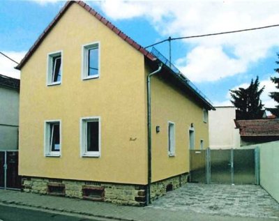 Gemütliches Einfamilienhaus mit Hof und kleiner Grünanlage