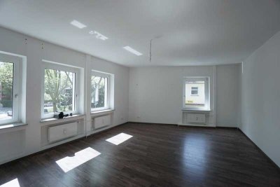 schöne 3 Zimmer Wohnung im 1.OG mit Balkon & separatem Home Office Raum