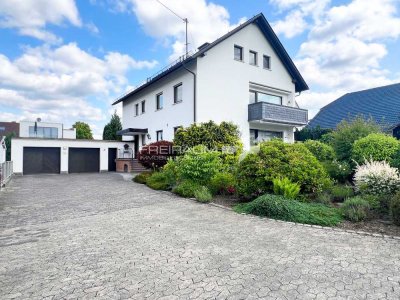 FREIRAUM4 +++ Hochwertig errichtetes Zweifamilienhaus mit zwei Garagen in Buschhütten