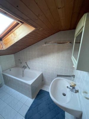 Geschmackvolle 2-Zimmer-Dachgeschosswohnung mit Balkon und Einbauküche in Baiern