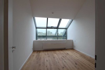 Ruhe und Licht, 7 m Deckenhöhe, frisch saniert - Dachgeschoss-Maisonette in Schöneiche