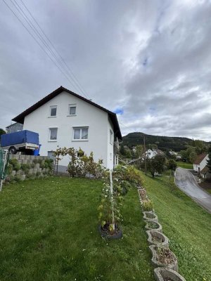 Zweifamilienhaus mit Sauna und großem Grundstück in ruhiger Hanglage