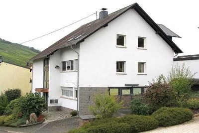 freisehendes Mehrgenerationenhaus mit viel Charme und Blick ins Moseltal