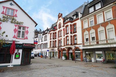 Gut geschnittene Dachgeschosswohnung mit Einbauküche