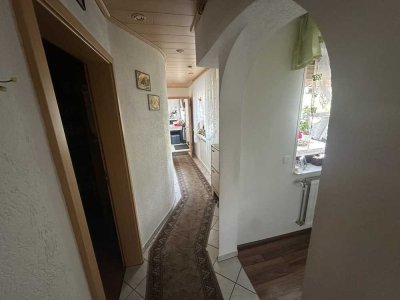 Freistehendes Einfamilienhaus mit 2 Wohneinheiten mit Scheune Garagen und Garten inmitten der Natur