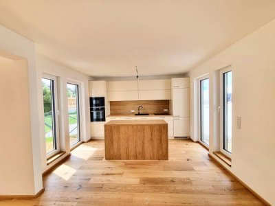 Modernes Eckreihenhaus in TOP-LAGE nahe U6: Erstbezug mit Garten, Dachterrasse, 5 Zimmern, 2 Bädern – inkl. Küche &amp; Stellplatz