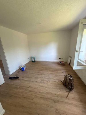**Ab sofort** Erstbezug nach Sanierung - 2-Zi-EG-Wohnung in ruhiger Anliegerstraße