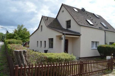 Möbliertes 1 Zimmer-DG-Apartment, mit großem Garten