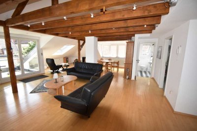 **Ein echtes Schmuckstück - 4-Zimmer-Wohnung mit Charm, Licht und Ausblick**
