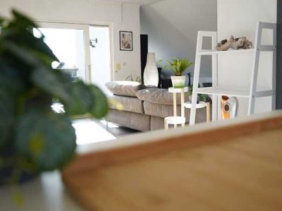 Voll möblierte 2-Zimmerwohnung in ruhiger Wohnlage mit Balkon und Parkplatz