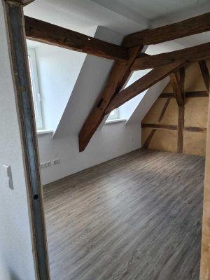Erstbezug nach Sanierung mit Balkon: Schöne 3,5-Zimmer-DG-Wohnung mit geh. Innenausstattung