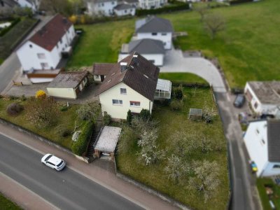 Großzügiges Wohnhaus mit weitläufigem Garten und Nebengebäude in Mittelkalbach