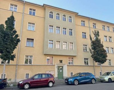 Freundliche und modernisierte 2-Zimmer-Hochparterre-Wohnung mit Balkon und EBK in Leipzig