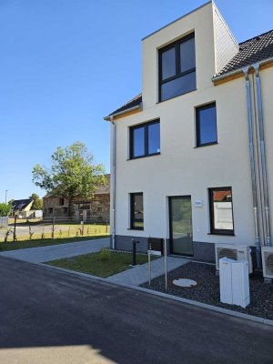 Neubau-Doppelhaushälfte – Erstbezug mit PV-Anlage, Wärmepumpe, Einbauküche & Garage