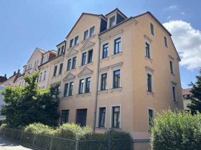 Niedliche Dachgeschoßwohnung mit Balkon und Stellplatz.