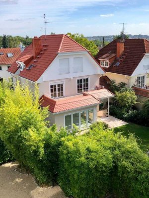 Sehr gut geschnittenes und lichtdurchflutetes Einfamilienhaus im Landhausstil in Wi-Sommenberg