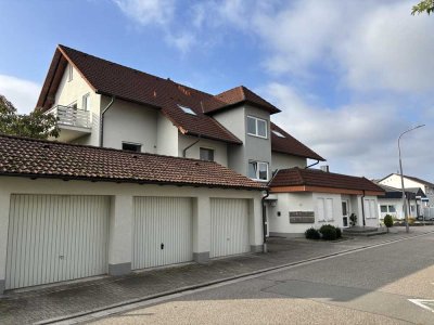 Helle Dachgeschosswohnung mit drei Balkonen und eigener Garage
