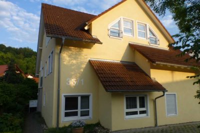 Freundliche und vollst. renovierte 3-Raum-EG-Wohnung mit geh. Innenausstattung mit Balkon und EBK