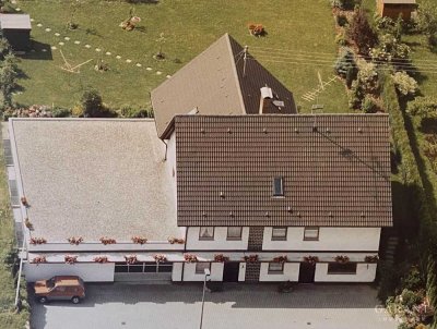 Zweifamilienhaus mit Einliegerbereich und PKW-Halle auf großem Grundstück!