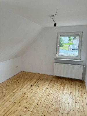 Ansprechende und vollständig renovierte 3-Raum-DG-Wohnung in Lauda-Königshofen