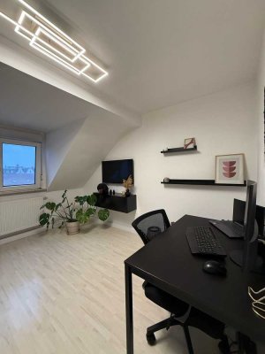 Attraktive neuwertige 2-Zimmer-Dachgeschosswohnung mit geh. Innenausstattung