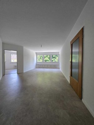 Geschmackvolle 2-Raum-Wohnung mit großer Diele, kleinem Balkon und EBK in Freilassing