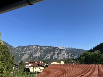 Erstbezug nach Sanierung: Exklusive 4,5-Zimmerwohnung mit separatem Eingang und tollem Bergblick