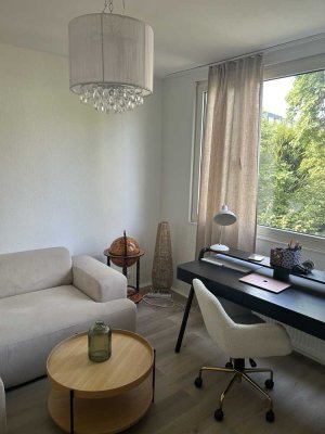 3- Zimmer- Wohnung mit Balkon, moderner Einbauküche, neuen Heizkörpern, teilmöbliert nach Absprache