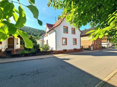 Modernisiertes Einfamilienhaus - 8 Zimmer, 2 Bäder, PV-Anlage, neue Heizung und vieles mehr!