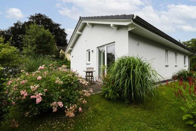 Traumhafter Bungalow (Bj. 2018) mit 3x Terrassen, Garten und viel Stauraum