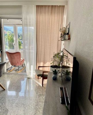 Licht, Weitblick und Komfort – Stilvolle Penthouse Wohnung mit Wintergarten in Gernsbach