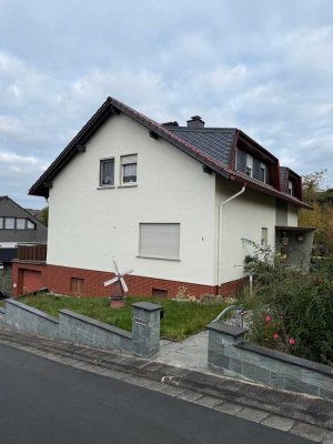 Großzügiges Zweifamilienhaus mit Traumgarten – ideal für Familien